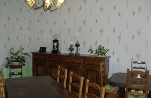 Montigny-les-Vaucouleurs Lit Et Petit-Déjeuner | Détente à Montigny : 4 Chambres, Terrasse, Jardin - FR-1-585-154
