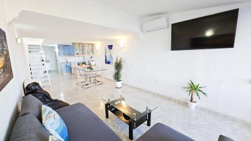 Urbanizacion Puerto de Estepona Appartement | Dúplex con vistas al mar,cerca de playa y puerto
