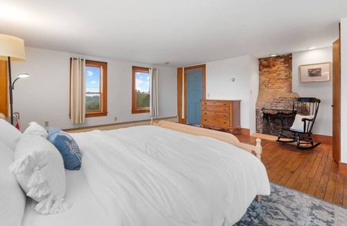 Loudon Autre | D-Miles Smith Farm Suite