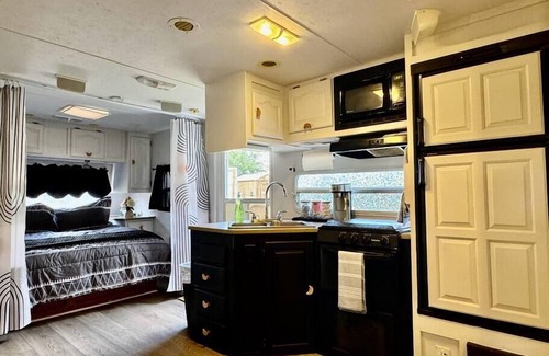 Dripping Springs Maison | D6 Moonlight RV: Hike/Swim/Yoga