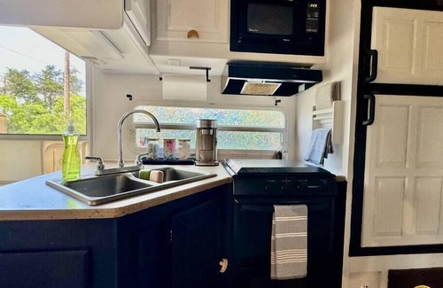 Dripping Springs Maison | D6 Moonlight RV: Hike/Swim/Yoga