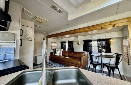 Dripping Springs Maison | D6 Moonlight RV: Hike/Swim/Yoga