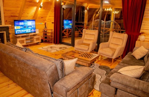 Ardesen Chalet De Ski | Dağ,dere,deniz,Şehir ve orman manzaralı,jakuzili. Şömineli bungalov