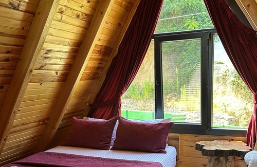 Ardesen Chalet De Ski | Dağ,dere,deniz,Şehir ve orman manzaralı,jakuzili. Şömineli bungalov
