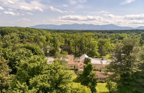 Greenville Maison | Daffodil by AvantStay Countryside Retreat in Historic Home w Large Backyard