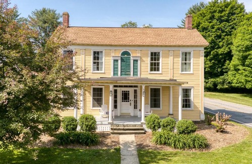 Greenville Maison | Daffodil by AvantStay Countryside Retreat in Historic Home w Large Backyard