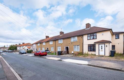Heath Appartement | DAGENHAM 3 and 4 BEDROOMS 2BATHS with Parking