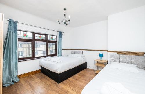 Heath Appartement | DAGENHAM 3 and 4 BEDROOMS 2BATHS with Parking