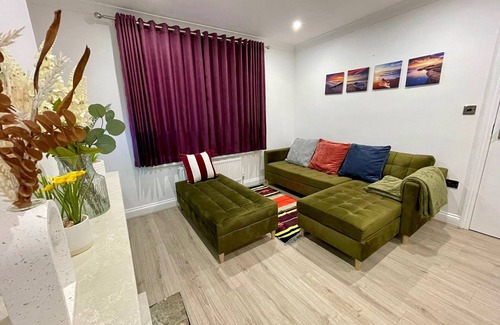 Becontree Maison | Dagenham 3-Beds, Sleeps 5, 12 min walk to Metro