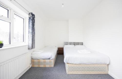 Parsloes Maison | Dagenham Self Catering 4BedHouse sleeps up to 8 with Free Wifi and Free Parking