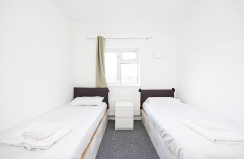 Parsloes Maison | Dagenham Self Catering 4BedHouse sleeps up to 8 with Free Wifi and Free Parking