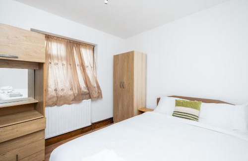 Parsloes Maison | Dagenham Self Catering 4BedHouse sleeps up to 8 with Free Wifi and Free Parking