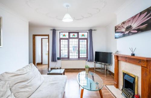 Parsloes Maison | Dagenham Self Catering 4BedHouse sleeps up to 8 with Free Wifi and Free Parking