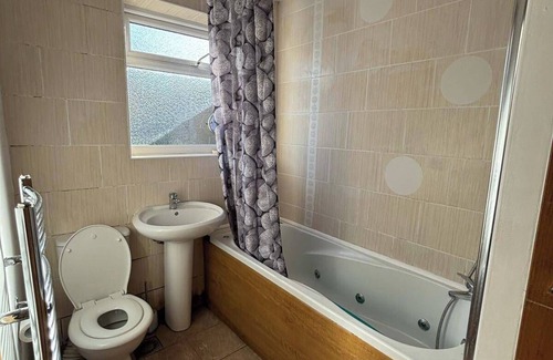 Dagenham Maison | Dagenham - House - Sleeps 5 - Parking - 90ws