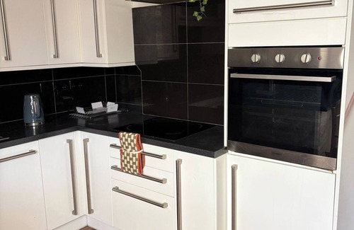 River Maison | Dagenham - House - Sleeps 5 - Parking - 90WS
