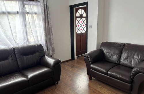River Maison | Dagenham - House - Sleeps 5 - Parking - 90WS