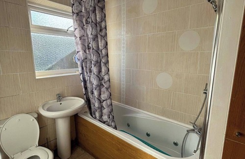 River Maison | Dagenham - House - Sleeps 5 - Parking - 90WS
