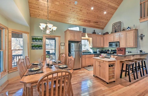 Dahlonega Maison | Dahlonega Cabin with Hot Tub, 4 Mi to Downtown!