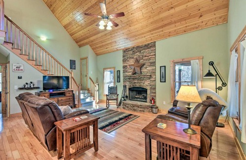 Dahlonega Maison | Dahlonega Cabin with Hot Tub, 4 Mi to Downtown!