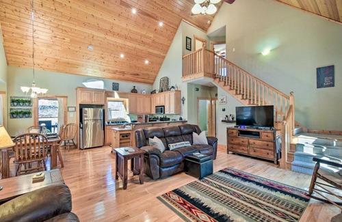 Dahlonega Maison | Dahlonega Cabin with Hot Tub, 4 Mi to Downtown!