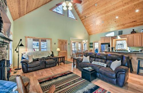 Dahlonega Maison | Dahlonega Cabin with Hot Tub, 4 Mi to Downtown!
