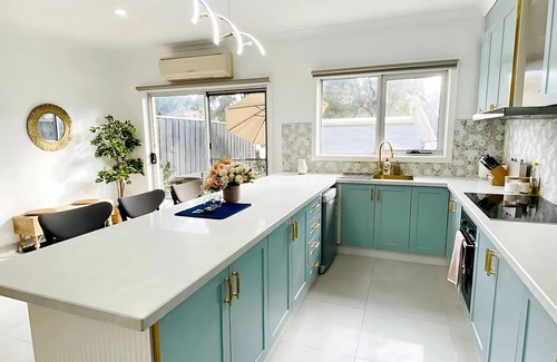 Yarraville Maison | Convenient l Backyard BBQ l Playground l Park View