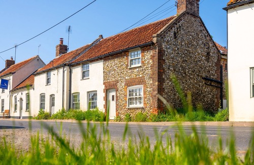 South Creake Cottage | Daisy's Place - LUXURY in the Creakes. Period flint cottage with ultra stylish interior, two beds