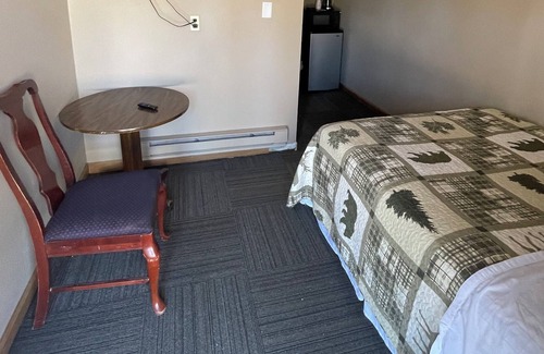 Faulkton Maison | Dakota Landing Cabins & Motel: Room #4-Cozy, newly remodeled motel room