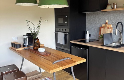 Warburton Maison | Dalla Vite, 'by the vine'