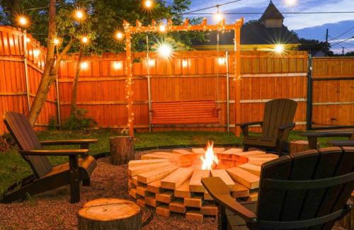 South Dallas - Fair Park Maison | Dallas 4BR Large yard w HOT TUB , Fire pit and basketball Hoop