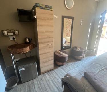 Madibeng Cabine | Damascus Bush Lodge