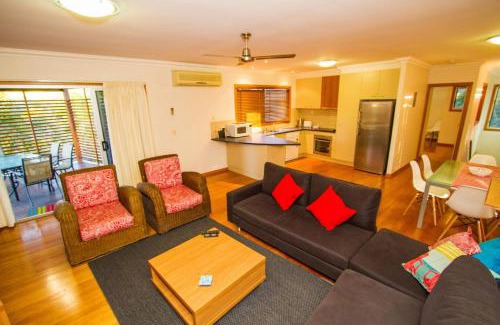 Agnes Water Maison | Damia Villa 2 Agnes Water - pool, walk to beach, air conditioned