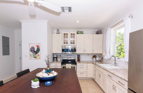 Spot Bay Maison | Dan's Dive Seaside Retreat in Spot Bay with Pool