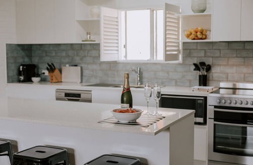 Port Stephens Council Appartement | Dante's Haven - Hop, Skip and a Jump to beach. Mid Week Stay Special now on.