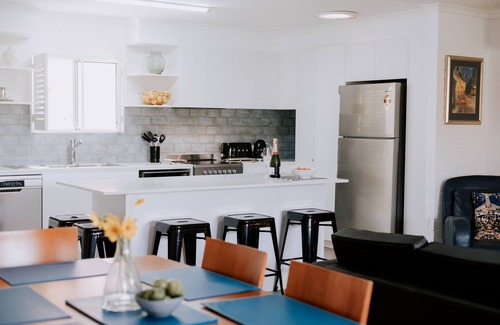 Port Stephens Council Appartement | Dante's Haven - Hop, Skip and a Jump to beach. Mid Week Stay Special now on.