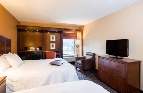 Danville Hôtel | Danville Charm: Spacious Rooms with Easy Access to Route 80! Parking