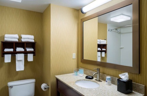 Danville Hôtel | Danville Charm: Spacious Rooms with Easy Access to Route 80! Parking