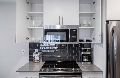 Old Mountain View Appartement | Dapper Downtown Mountain View 2BR w/ pool, gym, parking, by Blueground