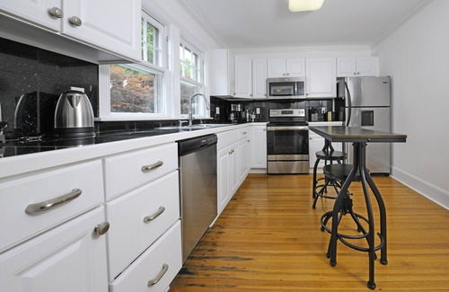 Darien Maison | Darien, Cozy 3 bd home, fireplace, close to train