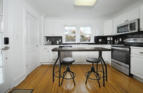 Darien Maison | Darien, Cozy 3 bd home, fireplace, close to train