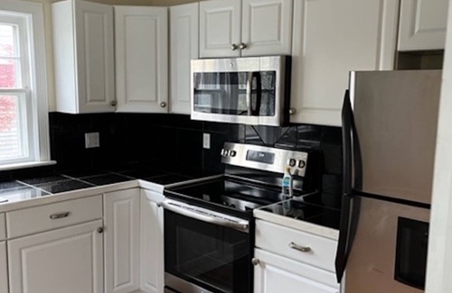 Darien Maison | Darien, Cozy 3 bd home, fireplace, close to train