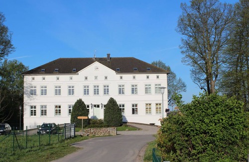 Blengow Maison | Das Wunderschöne Feriendoppelhaus Befindet Sich im Herrenhausensemble Mitten in der Natur, ein Idealer Platz um Ruhe und Erholung zu Finden