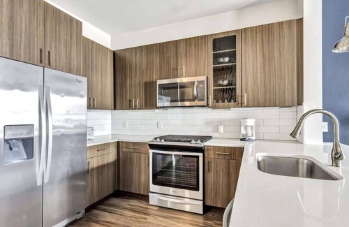 Richardson Appartement | Dashing 1BR Suite | Pool, Parking + Gym E