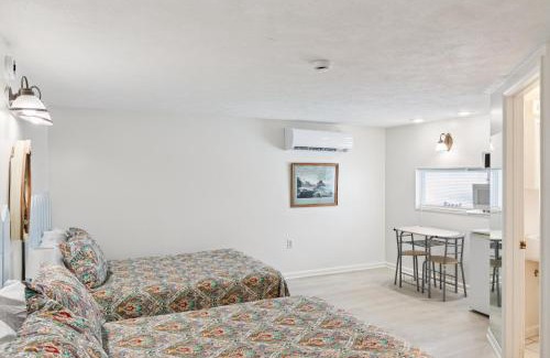 Monticello Hôtel | Dave's Last Resort Poolside-Comforting Cabin 2 Hotel Room