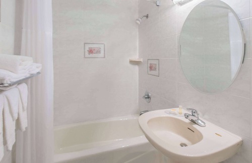 Hicksville Hôtel | Days Inn by Wyndham Hicksville Long Island