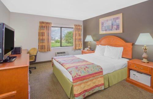 Portage Hôtel | Days Inn by Wyndham Portage Cascade Mountain area