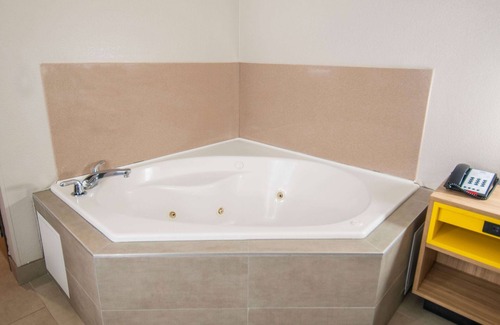 Hollywood Park Hôtel | Days Inn by Wyndham Suites San Antonio North/Stone Oak