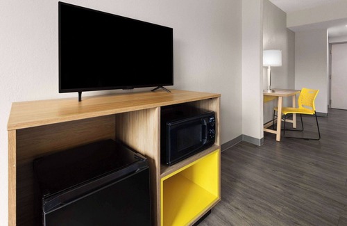 Colonie Hôtel | Days Inn & Suites by Wyndham Albany