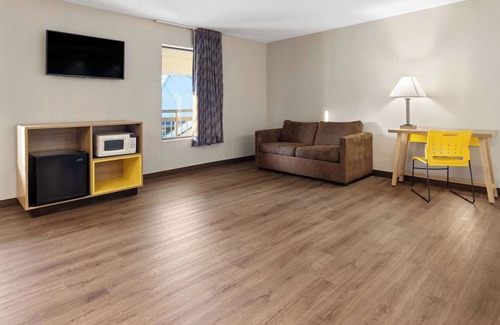 Colonie Hôtel | Days Inn & Suites by Wyndham Albany