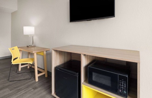 Colonie Hôtel | Days Inn & Suites by Wyndham Albany